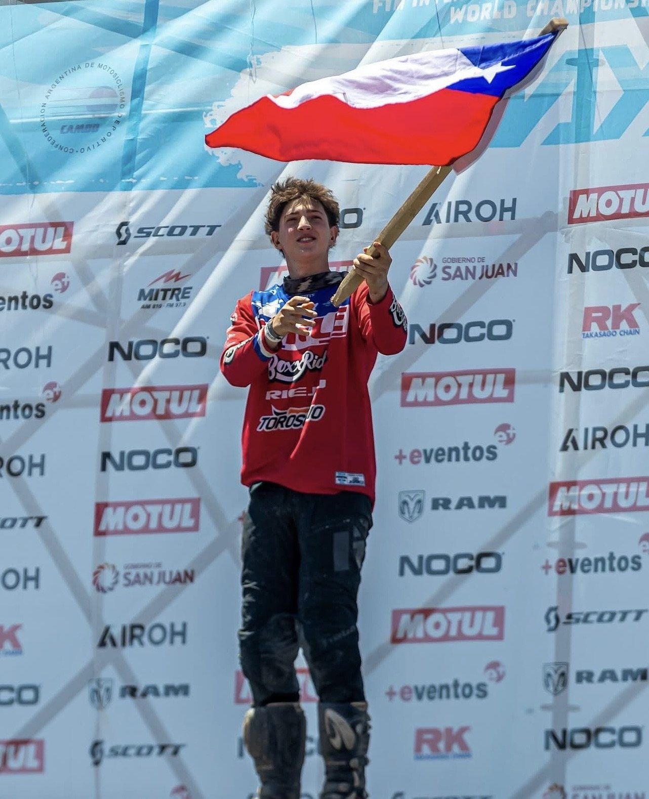 Bruno con la bandera chilena en el ISDE